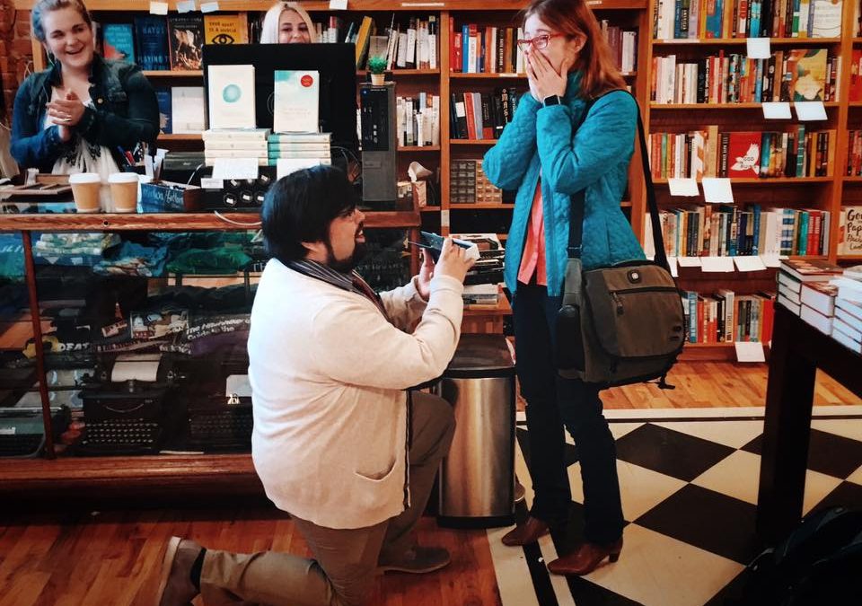 Pedida de mano en una librería: Literati