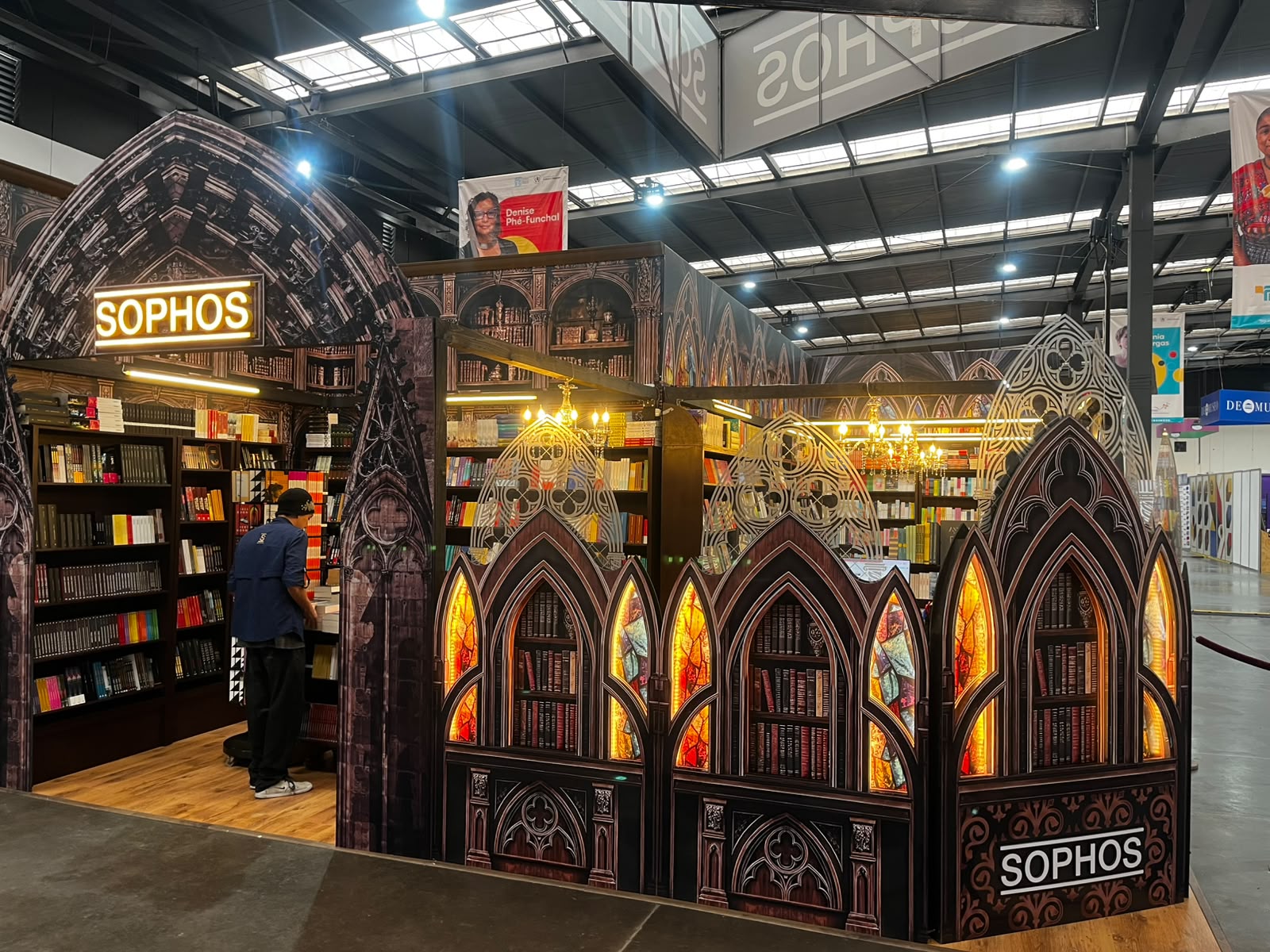 Stand SOPHOS FILGUA 2026 — La Catedral de los Libros